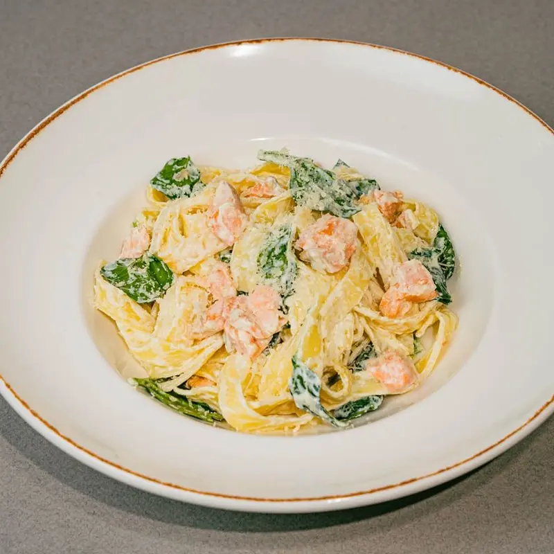 Фетучини с лососем и шпинатом