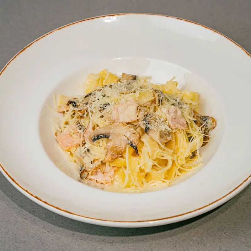 Фетучини с грибами и ветчиной 