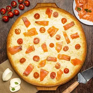 С лососем  30/40 см тонкое или классическое тесто