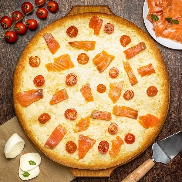 С лососем  30/40 см тонкое или классическое тесто