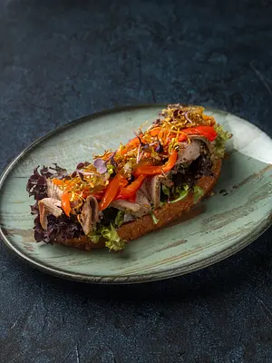 Брускетта с ростбифом