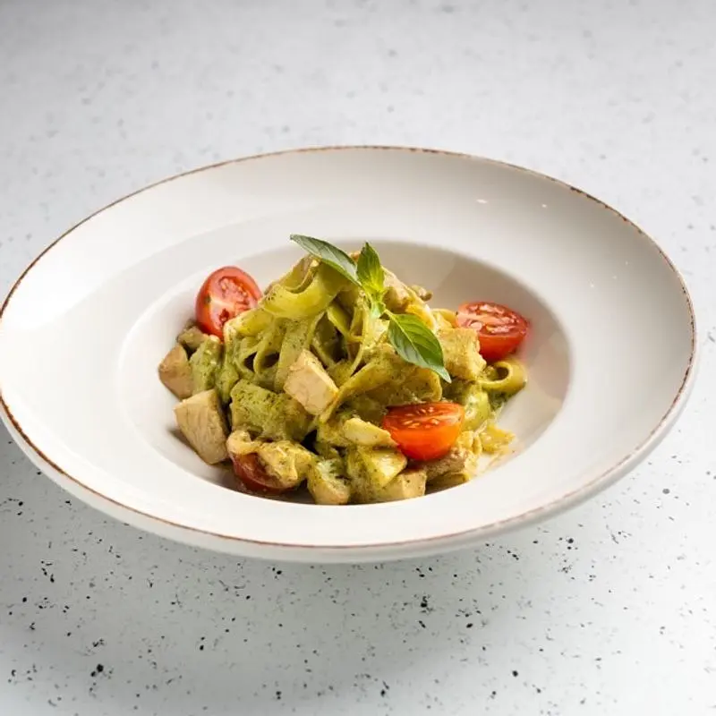 Фетучини с курицей и песто 