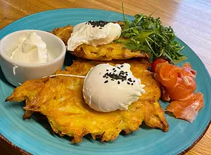 Драники с яйцом пашет и лососем