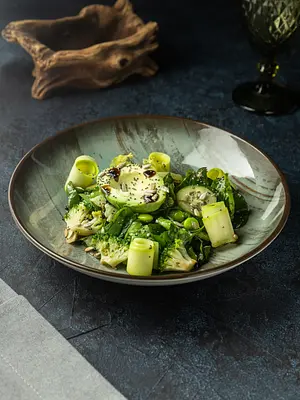 Зеленый салат с авокадо