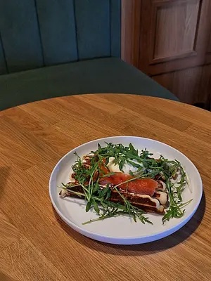 Яйцо Бенедикт на вафле с лососем и творожным сыром