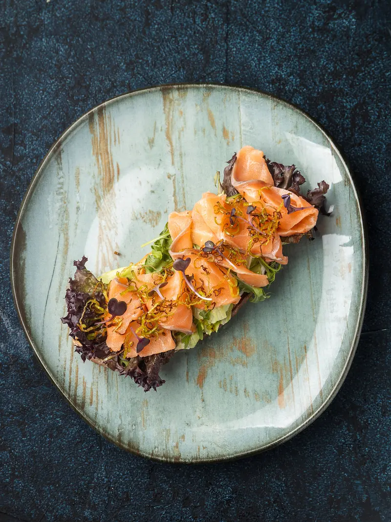 Брускетта с лососем