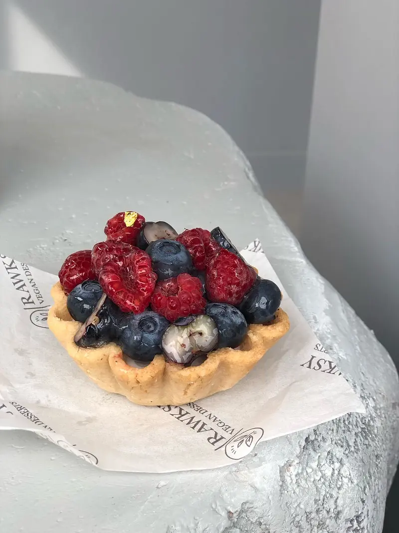 Корзиночка с малиной и голубикой 