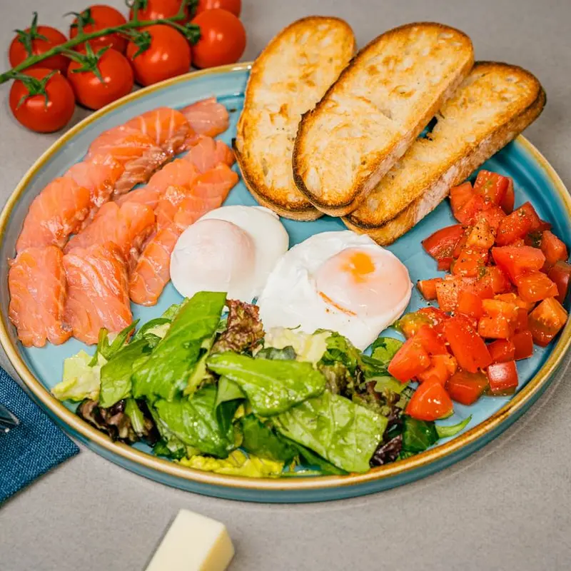 Завтрак с яйцом пашот и лососем