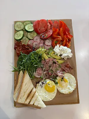 Фирменный завтрак кондуктора с беконом