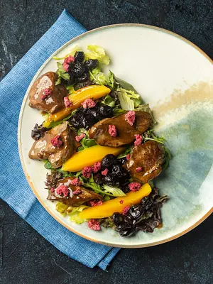 Салат с утиной печенью