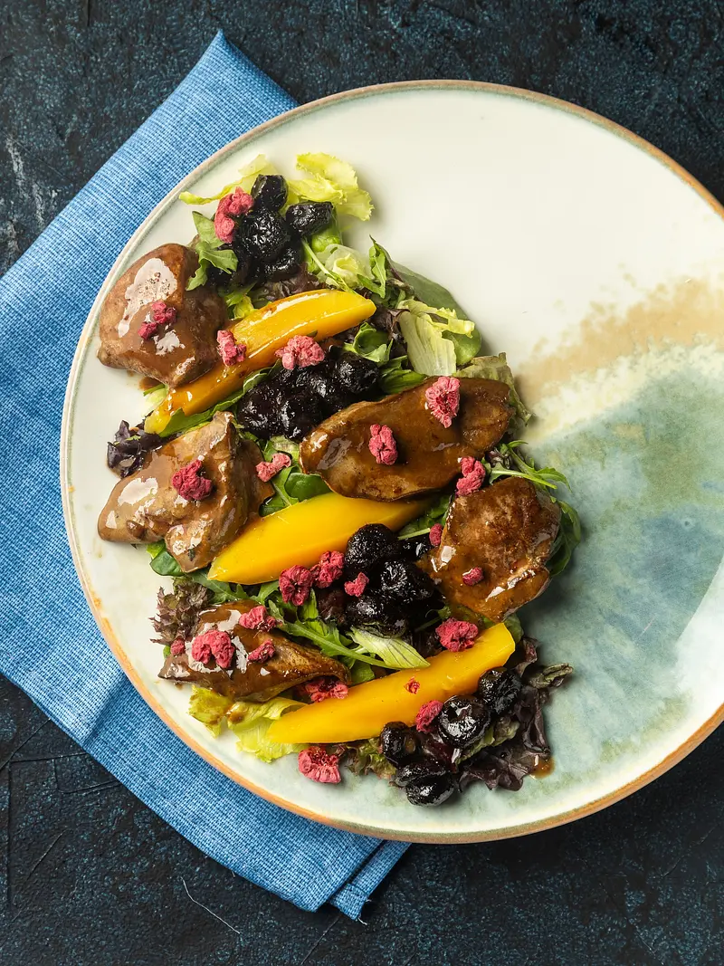 Салат с утиной печенью