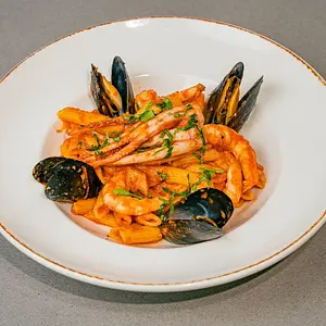 Пенне с креветками и мидиями 