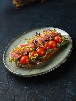 Брускетта с тунцом