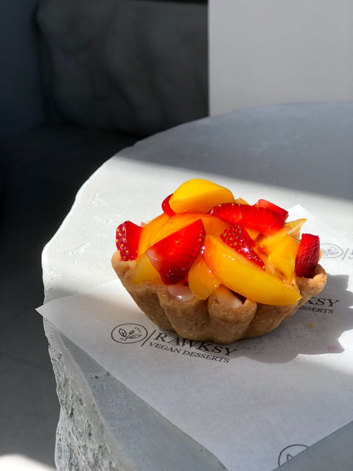 Корзиночка с нектарином и клубникой 