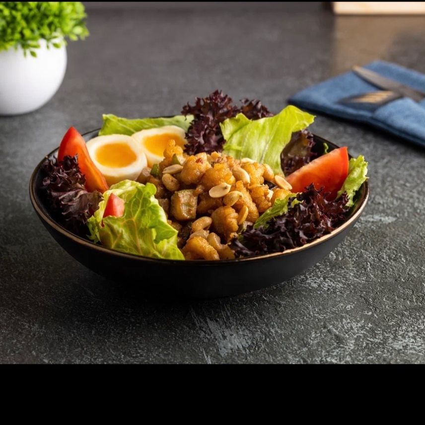 Салат с куриным попкорном и баклажанами